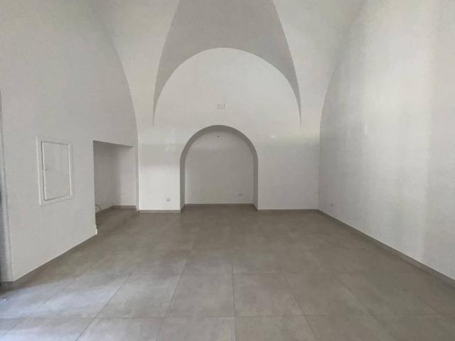 Locale Commerciale in affitto a Puglia, Bari