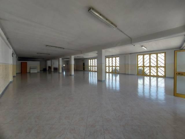 Locale Commerciale in affitto a Puglia, Bari