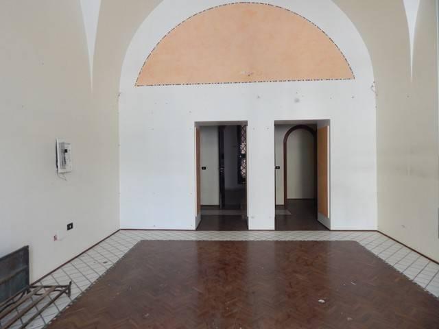 Locale Commerciale in affitto a Puglia, Bari