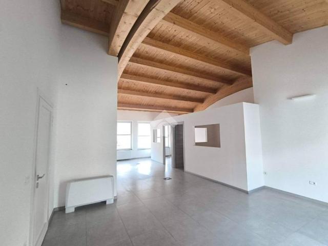 Locale Commerciale in affitto a Saint-Christophe, Aosta