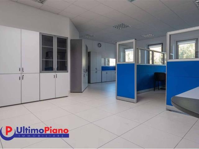 Locale Commerciale in affitto a Saint-Christophe, Aosta