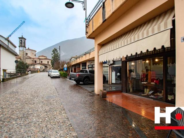 Locale Commerciale in affitto a Comunità montana del Sebino bresciano, Sale Marasino