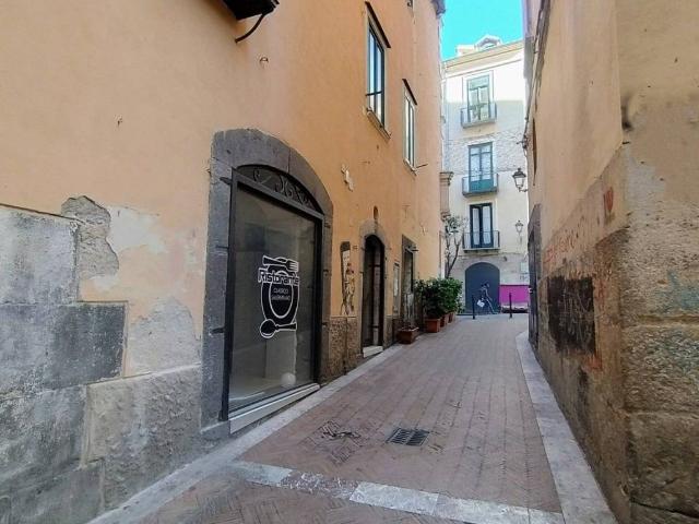 Locale Commerciale in affitto a Salerno