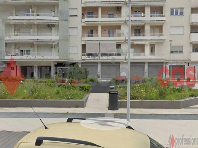 Locale Commerciale in affitto a Salerno, Campania