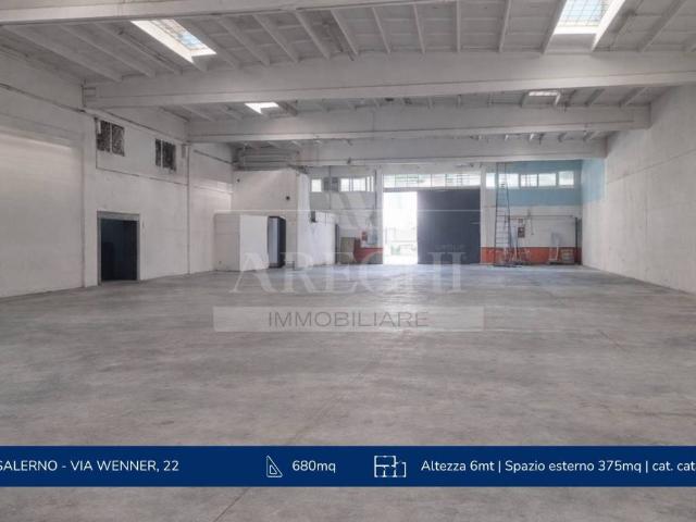 Locale Commerciale in affitto a Salerno, Campania
