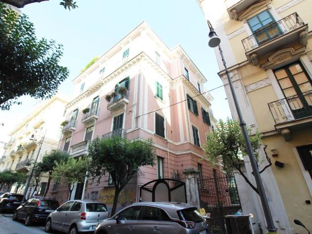 Locale Commerciale in affitto a Salerno, Campania