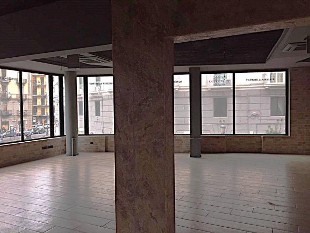 Locale Commerciale in affitto a Salerno, Campania