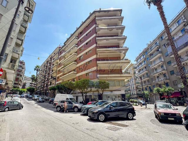Locale Commerciale in affitto a Salerno, Campania