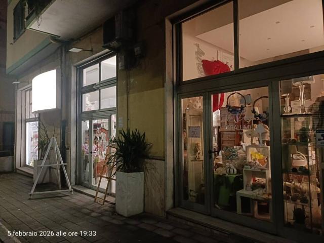 Locale Commerciale in affitto a Salerno, Campania