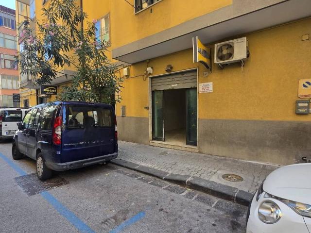 Locale Commerciale in affitto a Salerno, Campania