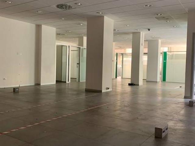 Locale Commerciale in affitto a Salerno, Campania