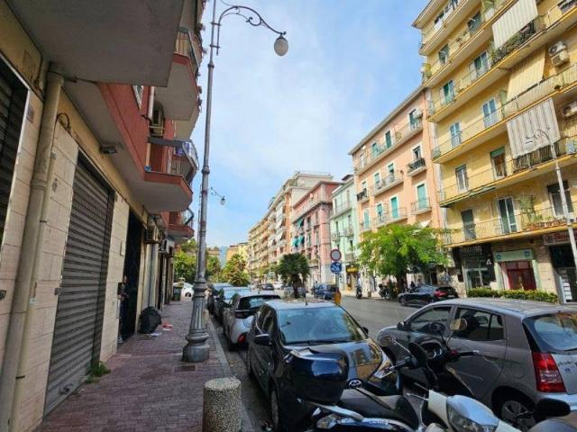 Locale Commerciale in affitto a Salerno, Campania