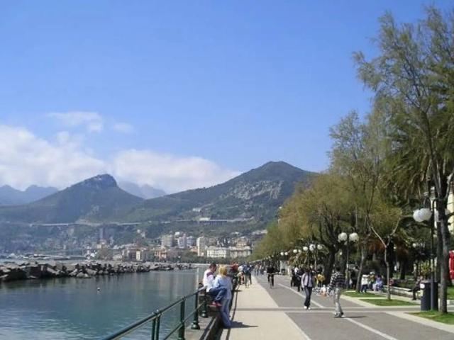 Locale Commerciale in affitto a Salerno, Campania