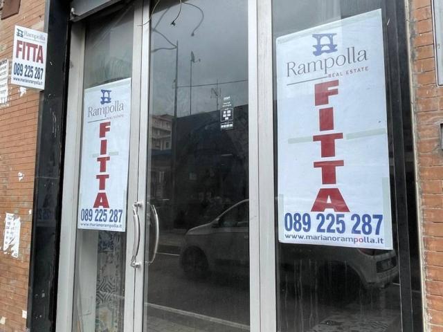 Locale Commerciale in affitto a Salerno, Campania