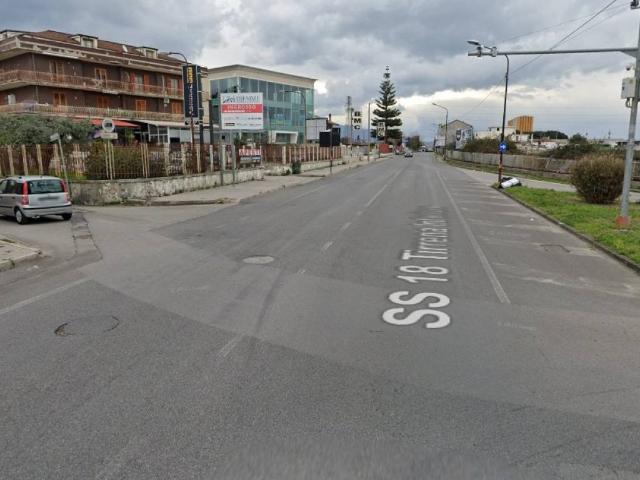 Locale Commerciale in affitto a Salerno, Campania