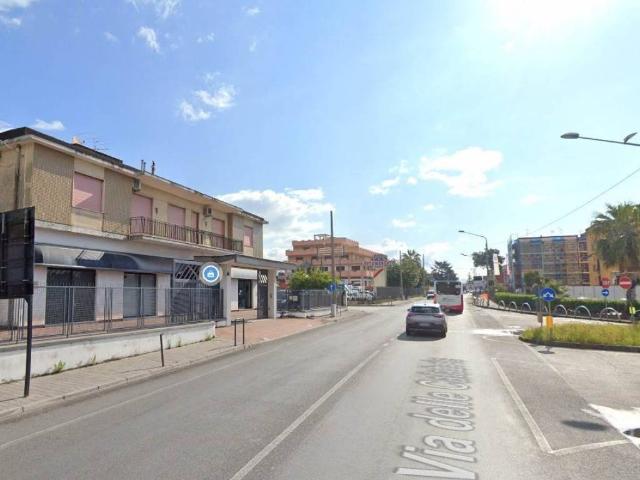 Locale Commerciale in affitto a Salerno, Campania