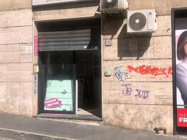 Locale Commerciale in affitto a Salerno, Campania