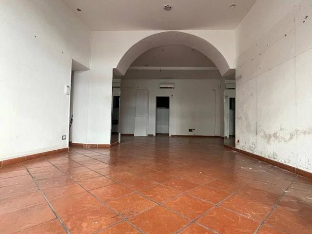 Locale Commerciale in affitto a Salerno, Campania