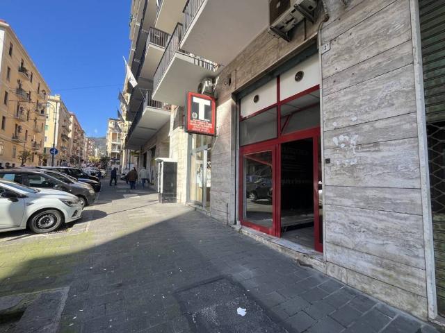 Locale Commerciale in affitto a Salerno, Campania