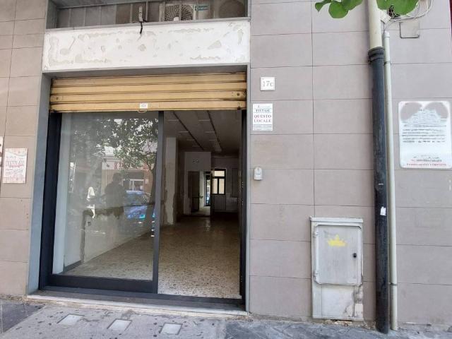 Locale Commerciale in affitto a Salerno, Campania
