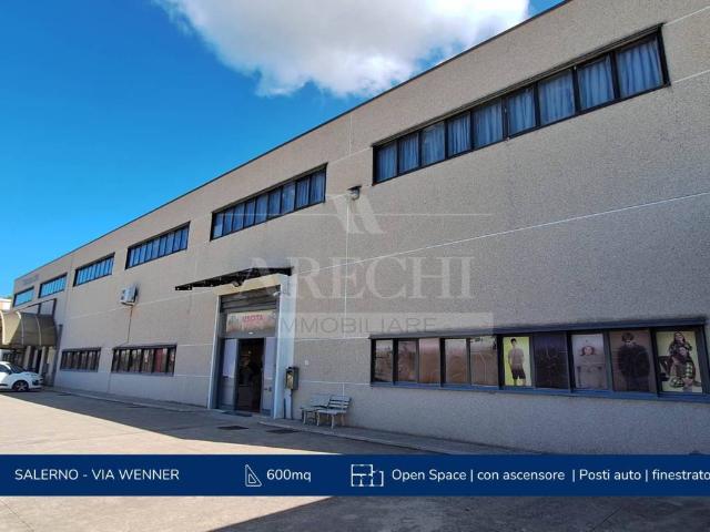 Locale Commerciale in affitto a Salerno, Campania