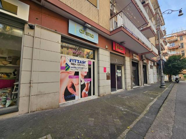 Locale Commerciale in affitto a Salerno, Campania