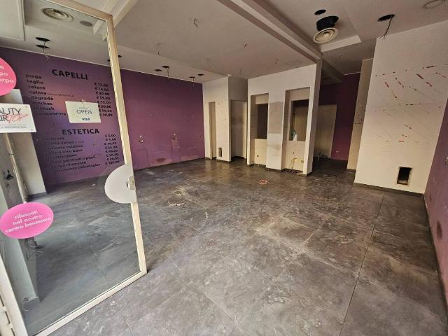 Locale Commerciale in affitto a Salerno, Campania