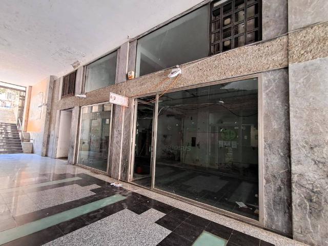 Locale Commerciale in affitto a Salerno, Campania
