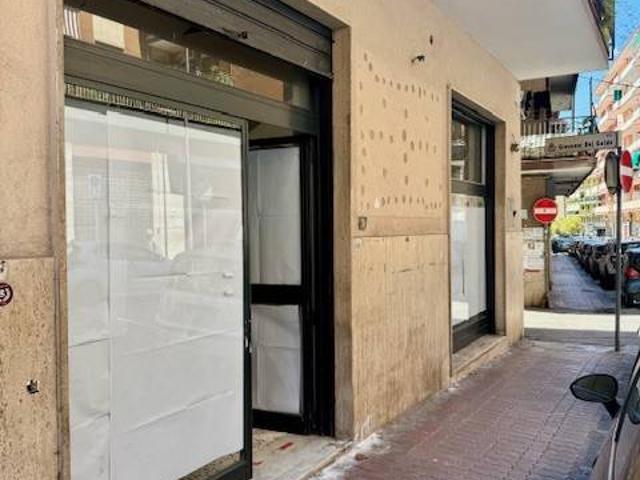 Locale Commerciale in affitto a Salerno, Campania