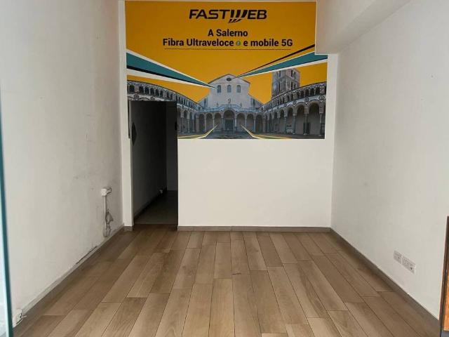 Locale Commerciale in affitto a Salerno, Campania