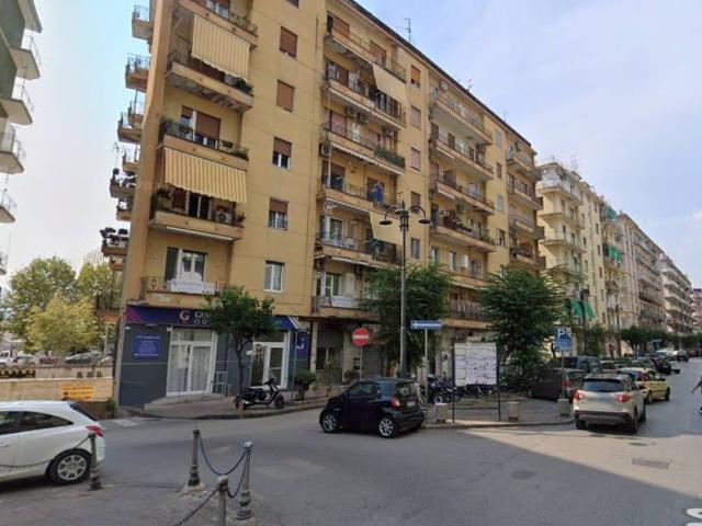Locale Commerciale in affitto a Salerno, Campania