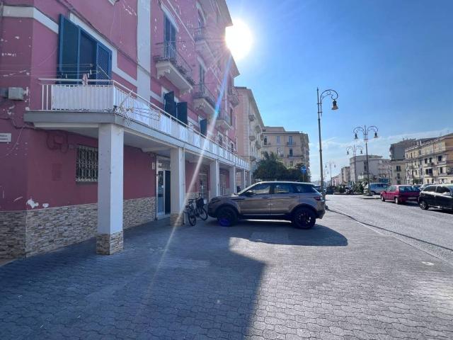 Locale Commerciale in affitto a Salerno, Campania