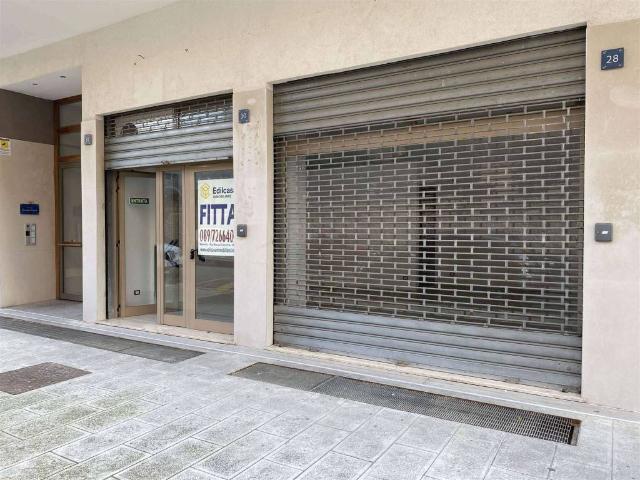 Locale Commerciale in affitto a Salerno, Campania