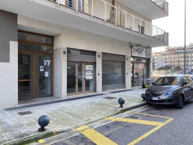Locale Commerciale in affitto a Salerno, Campania