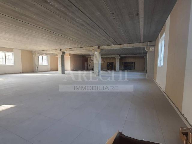 Locale Commerciale in affitto a Salerno, Campania