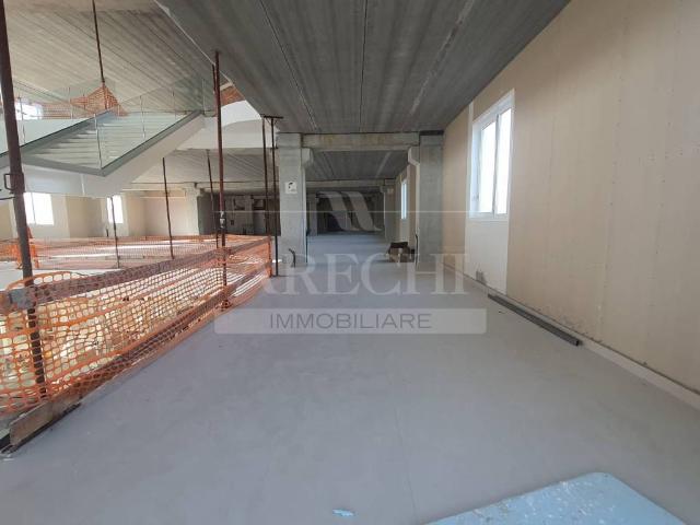 Locale Commerciale in affitto a Salerno, Campania