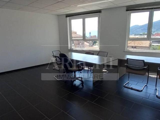 Locale Commerciale in affitto a Salerno, Campania