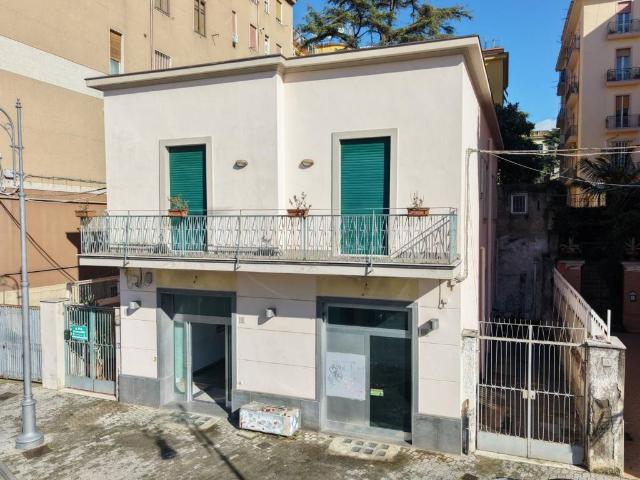 Locale Commerciale in affitto a Salerno, Campania
