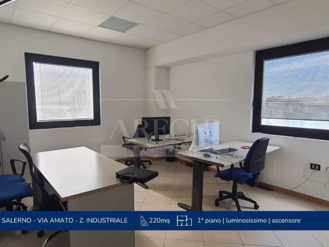 Locale Commerciale in affitto a Salerno, Campania