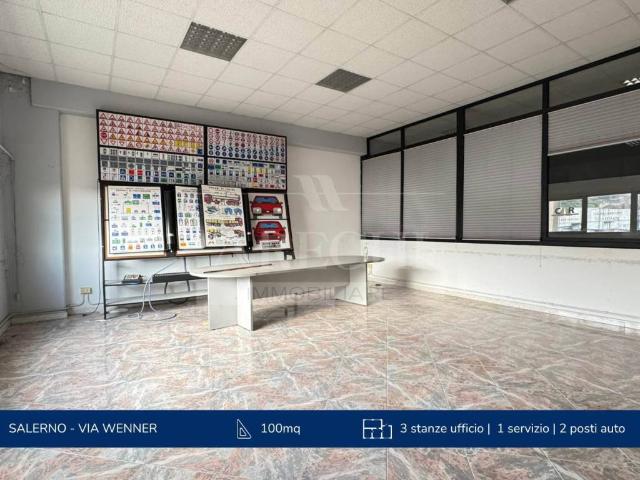 Locale Commerciale in affitto a Salerno, Campania
