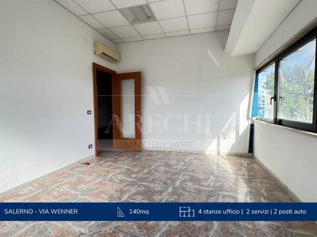 Locale Commerciale in affitto a Salerno, Campania