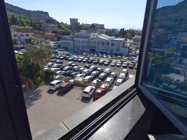 Locale Commerciale in affitto a Salerno, Campania