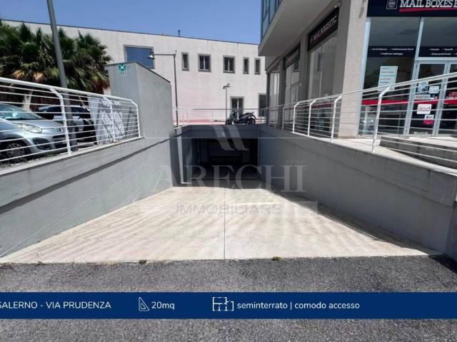 Locale Commerciale in affitto a Salerno, Campania