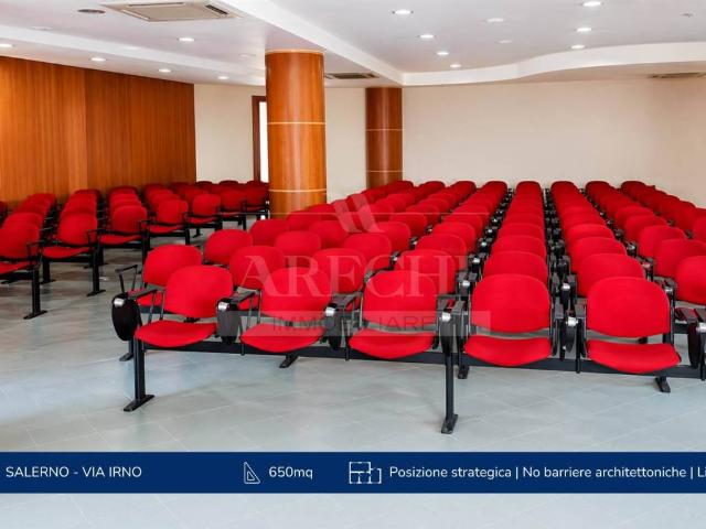 Locale Commerciale in affitto a Salerno, Campania