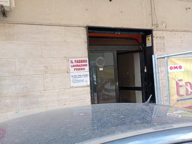 Locale Commerciale in affitto a Salerno, Campania