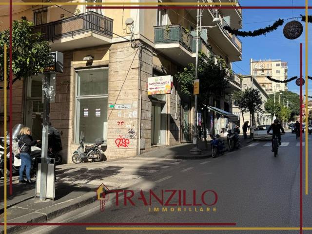 Locale Commerciale in affitto a Salerno, Campania
