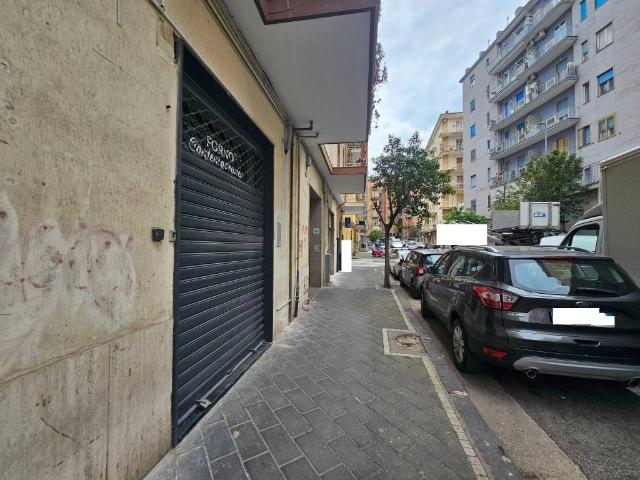 Locale Commerciale in affitto a Salerno, Campania