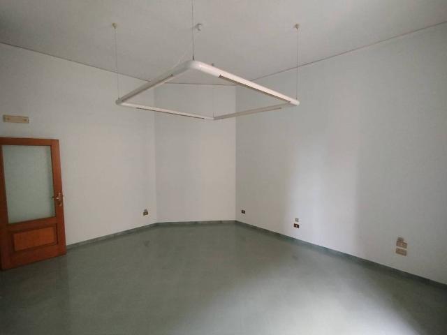 Locale Commerciale in affitto a Salerno