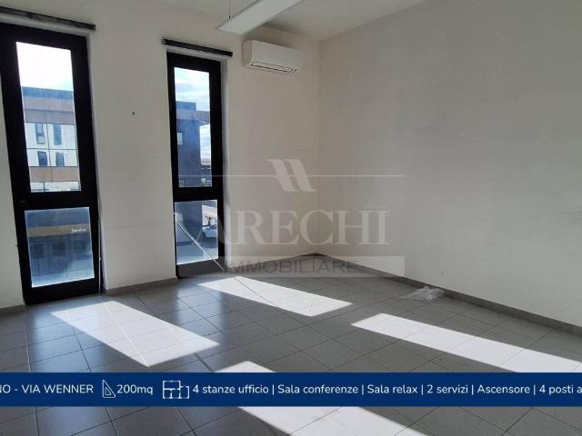 Locale Commerciale in affitto a Salerno, Campania