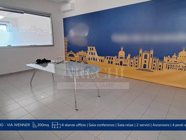 Locale Commerciale in affitto a Salerno, Campania